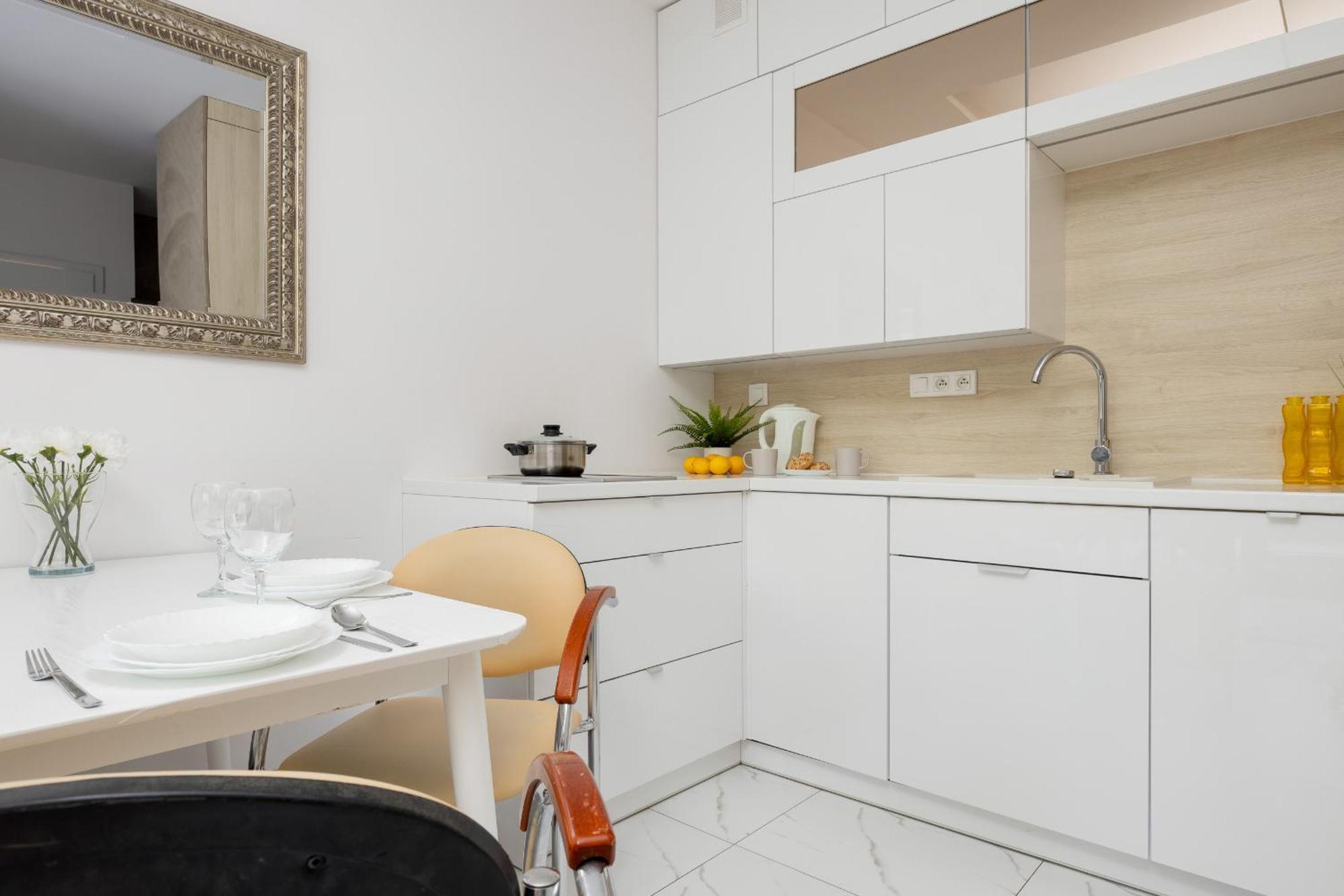 Apartament With Balcony In The Wola District Of By Renters *